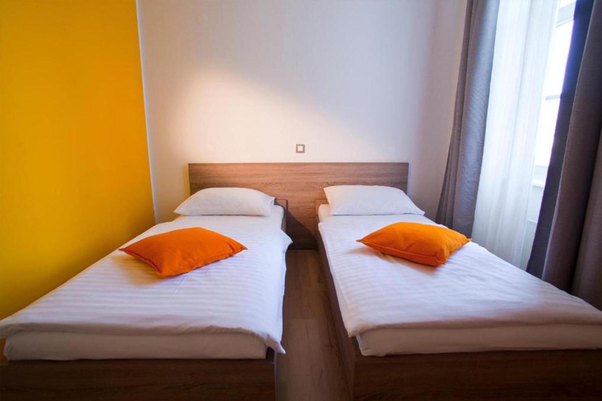 Uni Hostel *